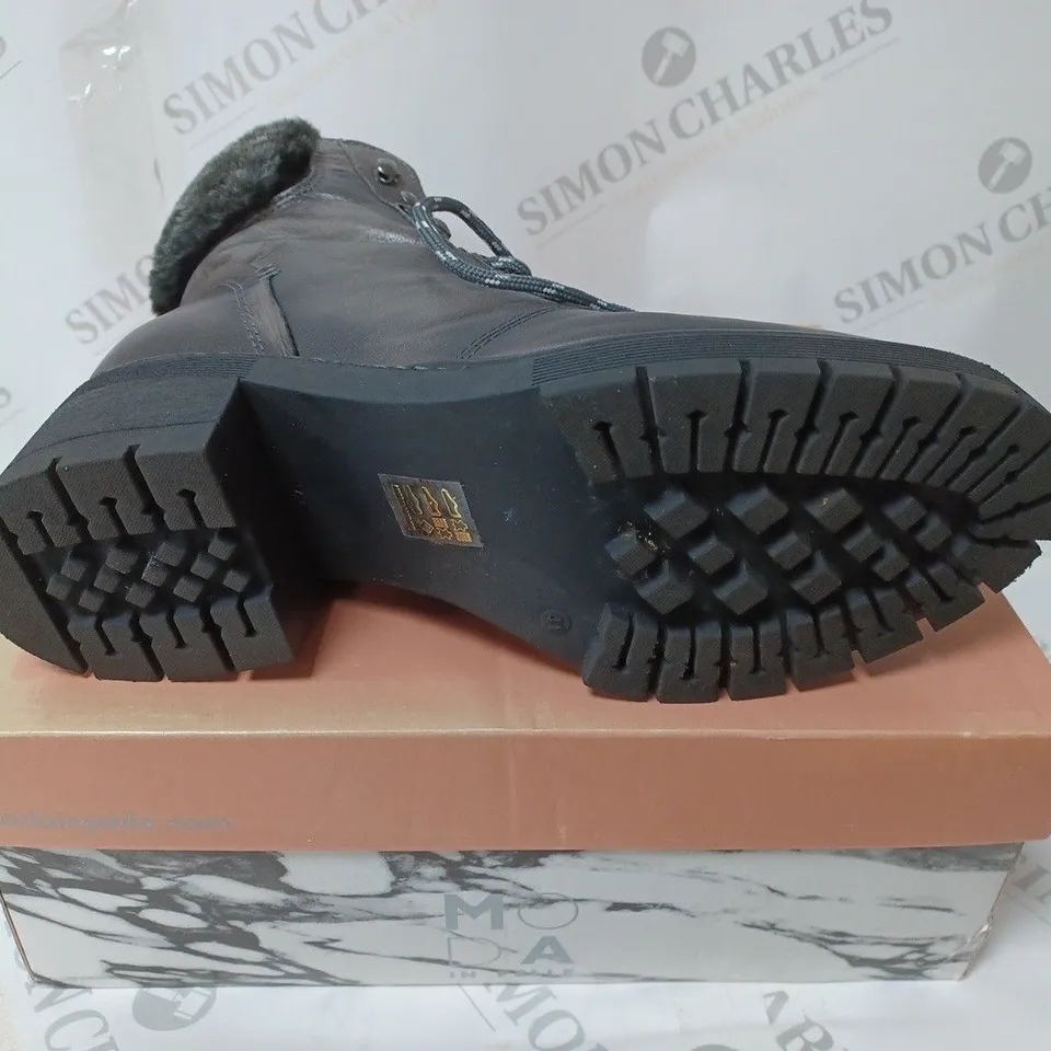 BOXED PAIR OF MODA IN PELLE CARLOTA HIKING BOOTS DARK GREY SIZE 8
