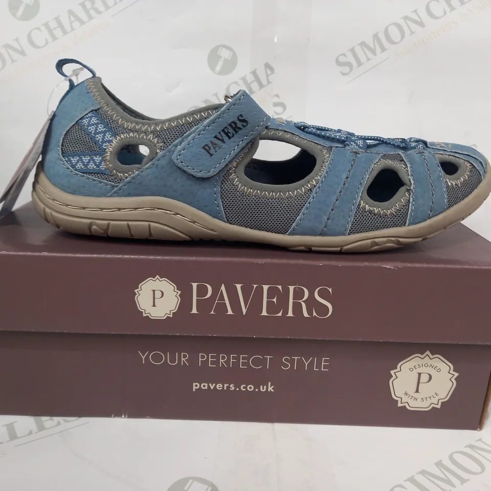BOXED PAIR OF PAVERS VELCRO STRAP SANDALS IN BLUE SIZE 6
