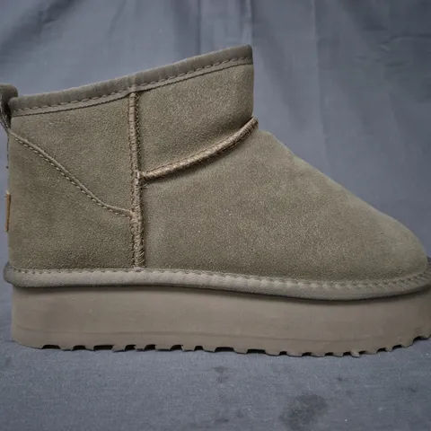 BOXED PAIR OF UGG SHOES IN OLIVE UK SIZE 6