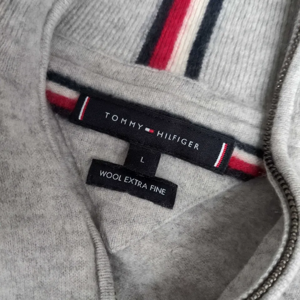 TOMMY HILFIGER WOOL EXTRA FINE QUARTER ZIP IN GREY - LARGE