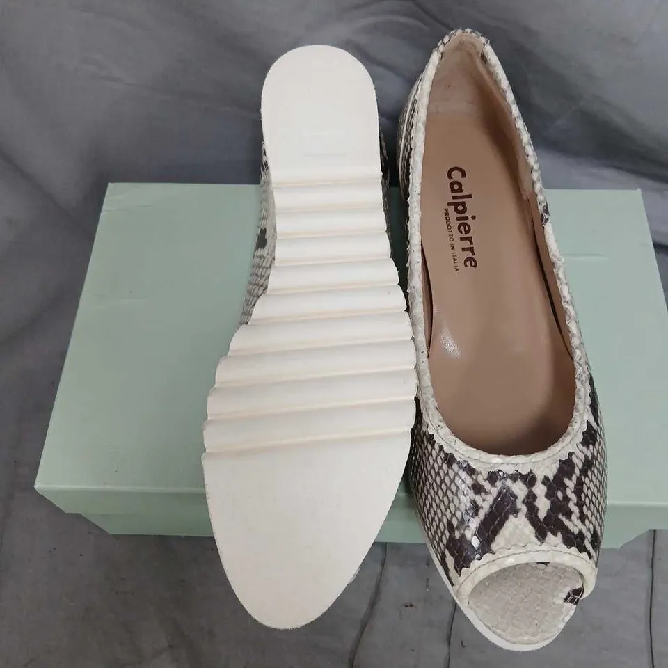 CALPIERRE SNAKE PRINT PEEP-TOE WEDGE SHOES – UK 7.5 (EU 40.5)