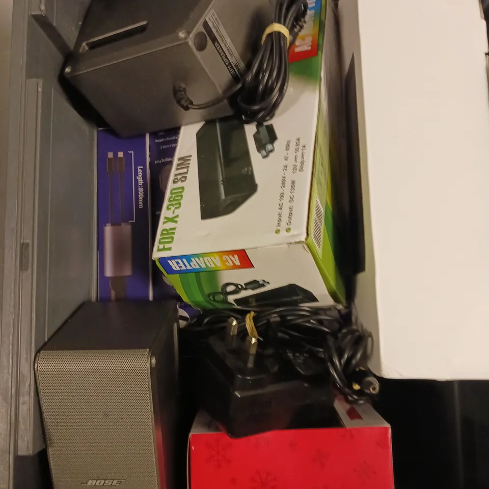 APPROXIMATELY 10 ASSORTED ELECTRICAL PRODUCTS TO INCLUDE BOSE DESKTOP SPEAKERS, POWER BANK, SCREEN PROTECTOR ETC 