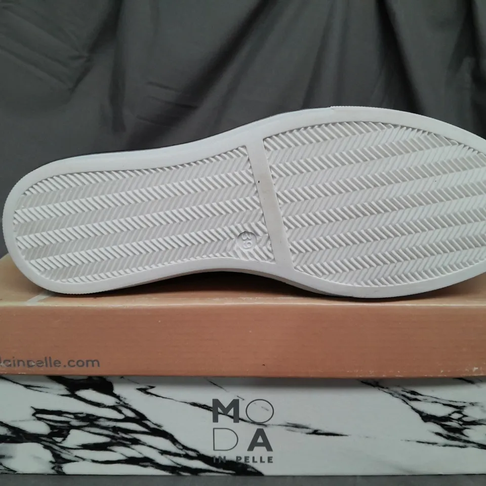 BOXED PAIR OF MODA IN PELLE ASTRIPE CREAM LEATHER TRAINERS - SIZE 6