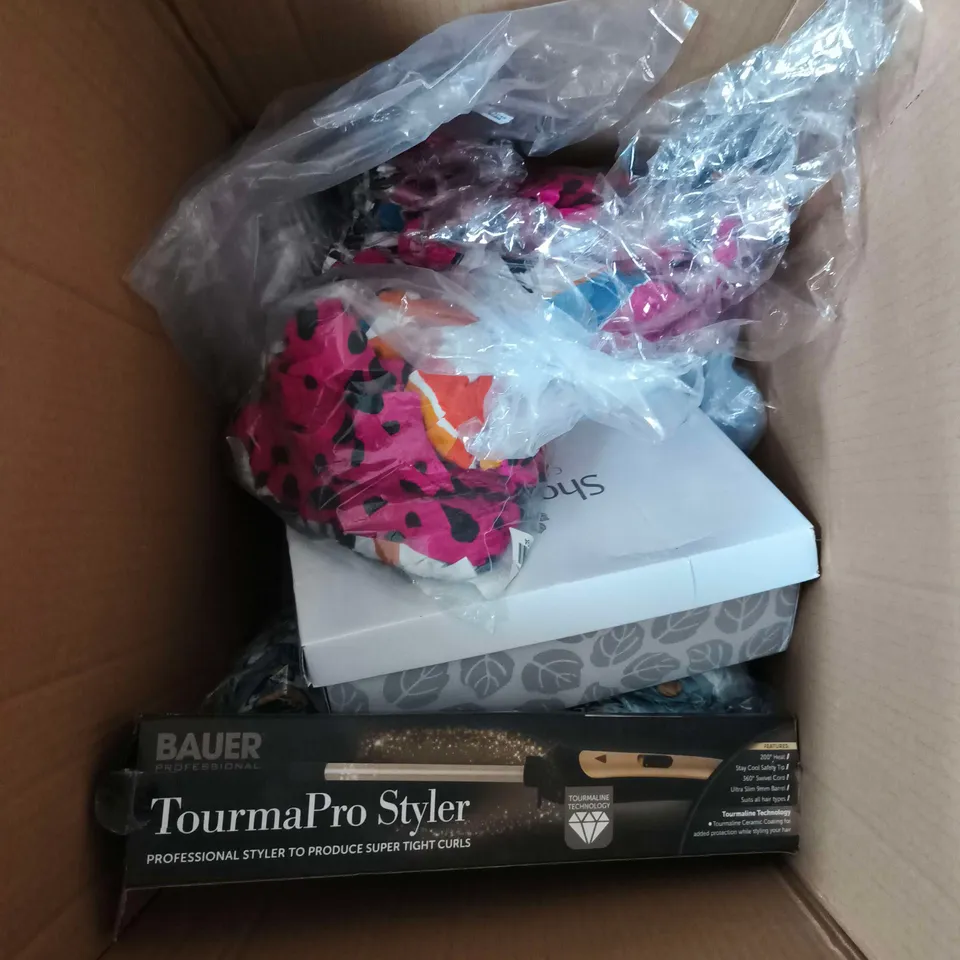 APPROXIMATELY 10 ASSORTED HOUSEHOLD ITEMS TO INCLUDE LED LIGHTS, HOME DECOR, CURLING IRON ETC