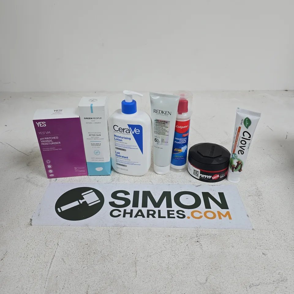 APPROXIMATELY 15 ASSORTED HEALTH & BEAUTY PRODUCTS TO INCLUDE CERAVE MOISTURISING LOTION, GREEN PEOPLE AFTER SUN, REDKEN ACIDIC BONDING CONCENTRATE, ETC - COLLECTION ONLY
