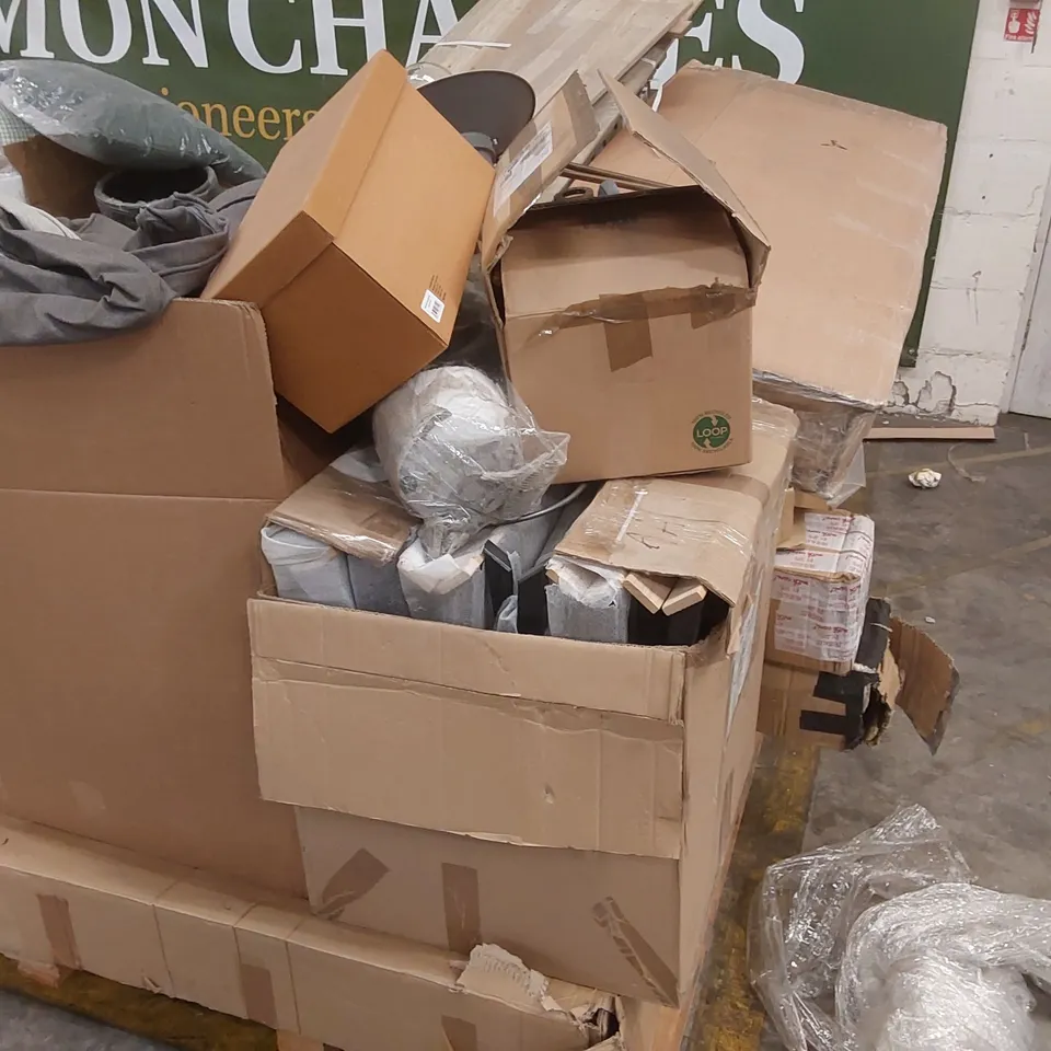PALLET CONTAINING A VERY LARGE QUANTITY OF ASSORTED GARDEN/HOME FURNITURE AND DECORATION PARTS