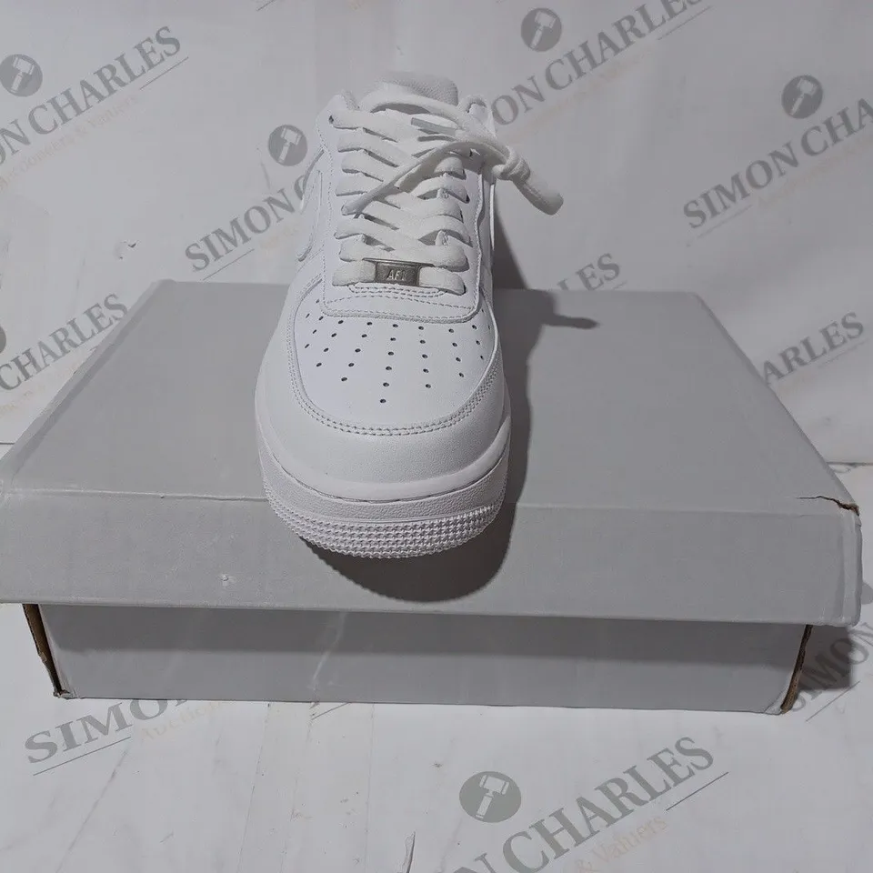 BOXED PAIR OF NIKE AIR FORCE 1 '07 TRAINERS IN WHITE UK SIZE 9