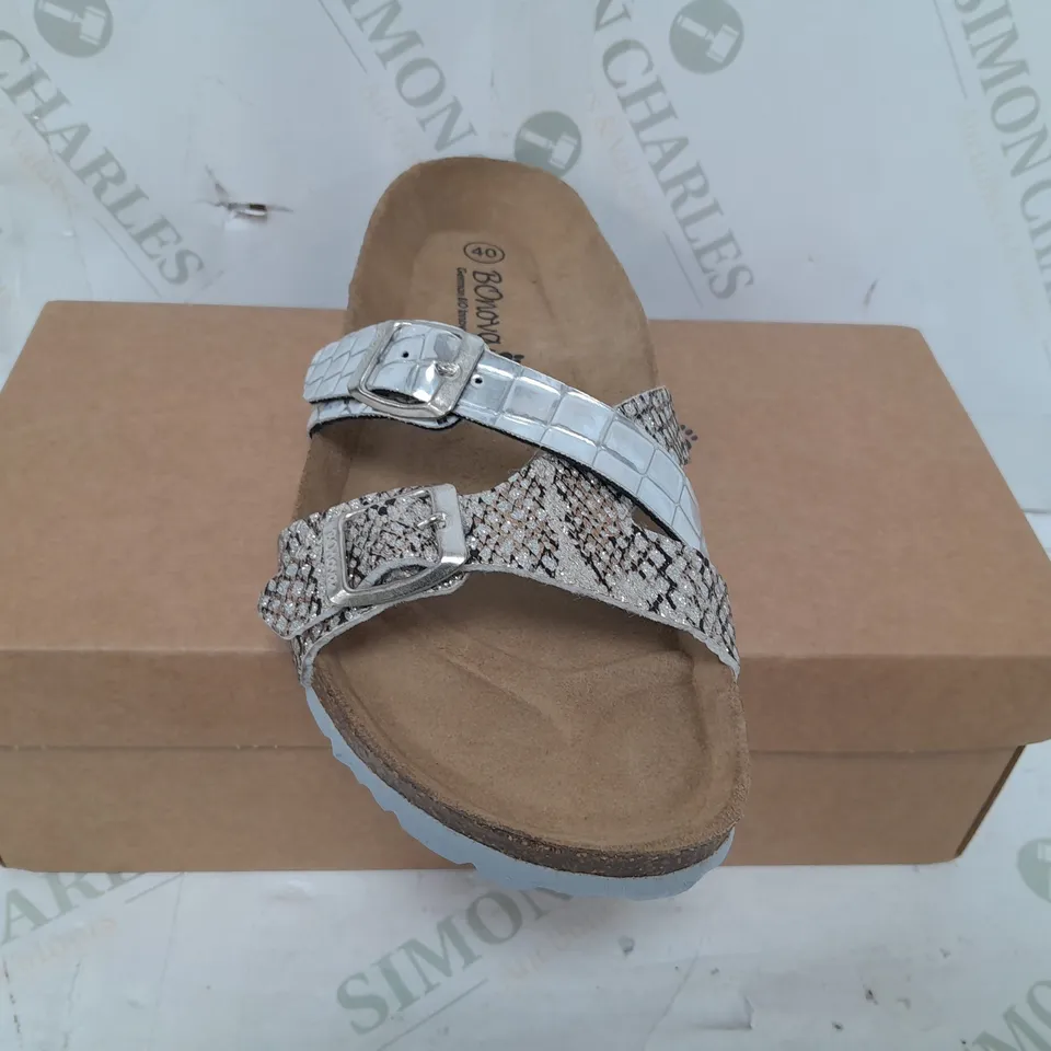 BOXED BONOVA CROCODILE STRAP SANDALS IN SILVER SIZE 7