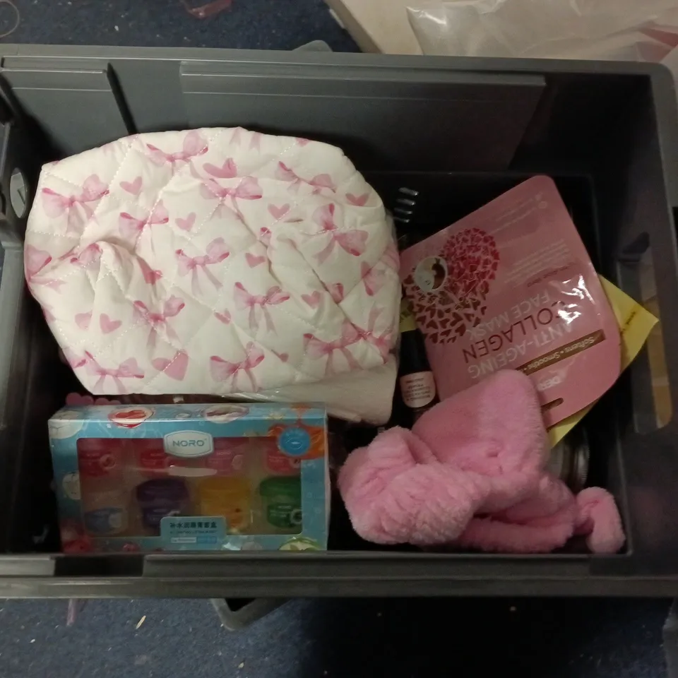 APPROXIMATEY 20 ASSORTED HEALTH AND BEAUTY PRODUCTS TO INCLUDE - RADOX SHOWER GEL - SANCTUARY SPA WELLNESS PILLOW PACK AND L'OREAL ELVIVE WONDER WATER