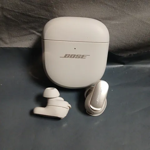 UNBOXED ET OF BOSE TWS EARBUDS IN CHARGING CASE
