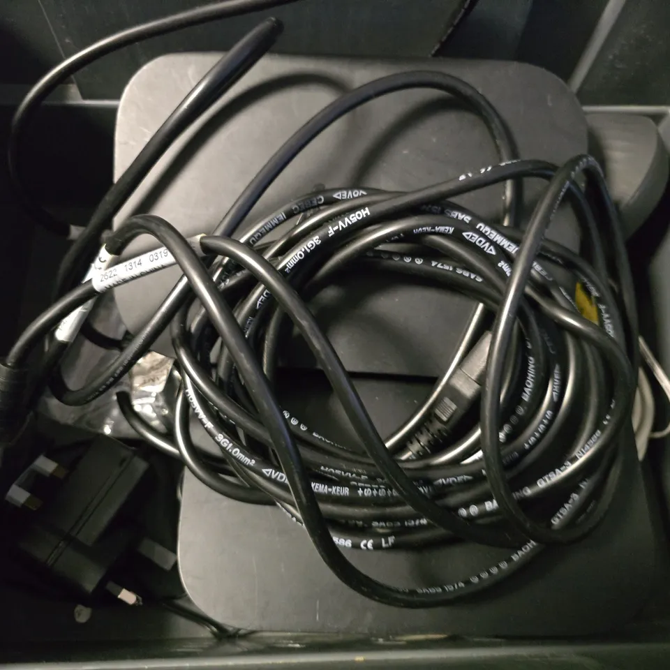 APPROXIMATELY 6 ASSORTED ITEMS TO INCLUDE - SKY HUB EM150 , SKY HUB EE120 , HYPEROTIC ETC
