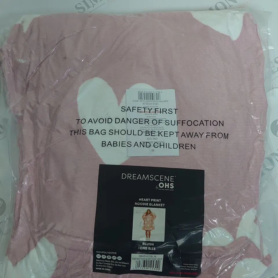 BAGGED DREAMSCENE HEART PRINT HOODIE BLANKET