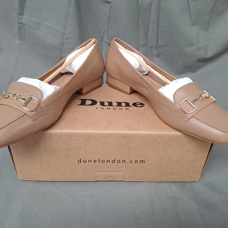 BOXED PAIR OF DUNE LONDON 781 GRACIE LOW BLOCK HEEL SQUARE TOE SHOES IN CARAMEL SIZE 5