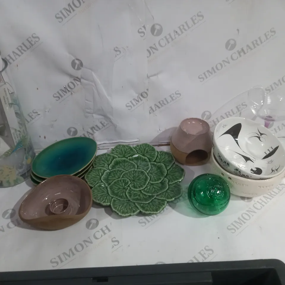 APPROXIMATELY 20 ASSORTED HOME ITEMS INCLUDING DECORATIVE PLATES, FLORAL VASE, PURPLE GIN GLASSES