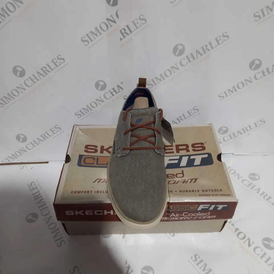 BOXED PAIR OF SKETCHERS CLASSIC FIT STATUS 2.0 PEXTON SIZE 8.5