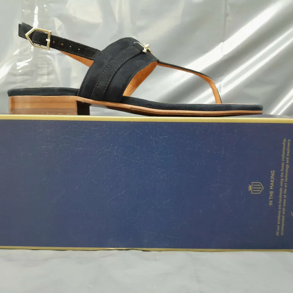 BOXED PAIR OF FAIRFAX & FAVOR WOMEN'S THORNHAM SUEDE TOE-POST SANDALS IN NAVY UK SIZE 6
