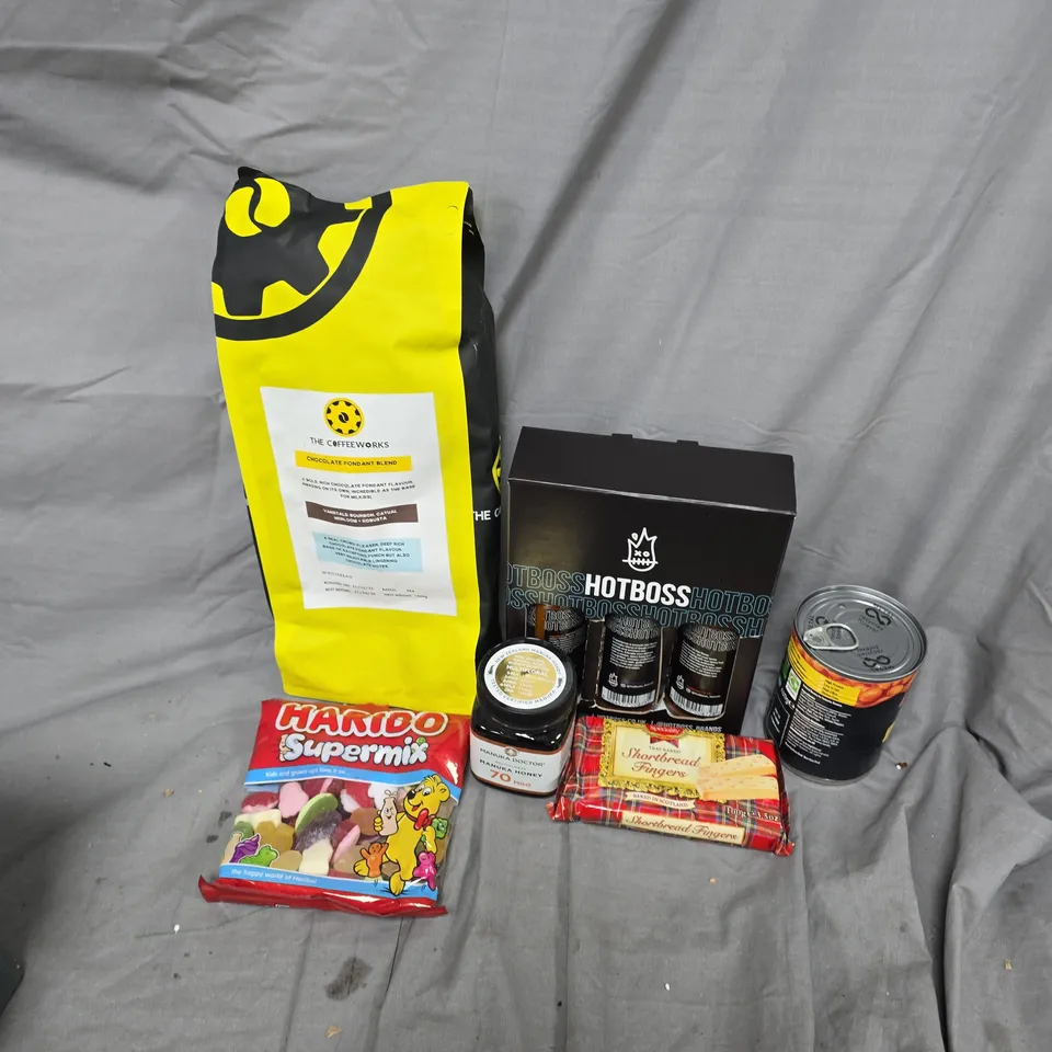 APPROXIMATELY 12 ASSORTED FOOD & DRINK ITEMS TO INCLUDE MANUKA HONEY, HOTBOSS SAUCES, HARIBOS, ETC - COLLECTION ONLY
