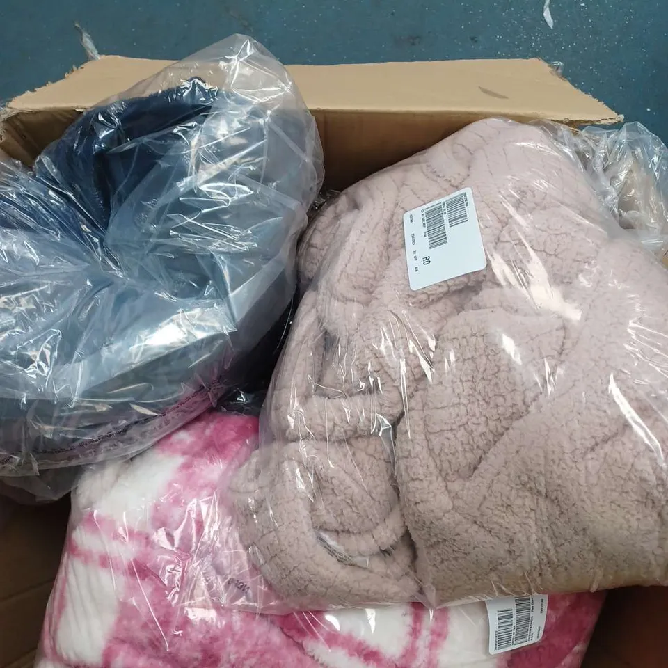 APPROXIMATELY 10 ASSORTED ITEMS OF CLOTHING IN VARYING STYLES, SIZES AND COLOURS