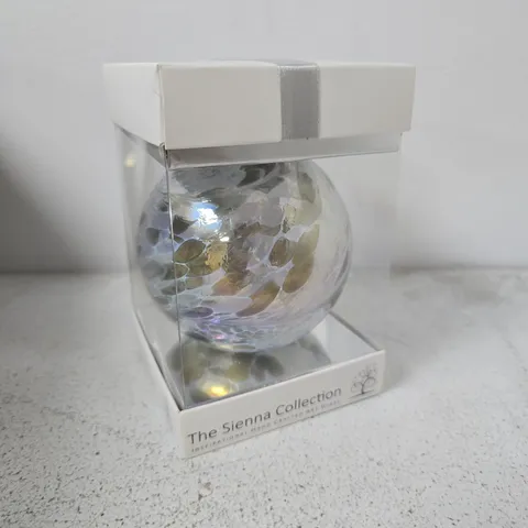 THE SIENNA COLLECTION HAND-CRAFTED ART GLASS ORNAMENT – SILVER WEDDING