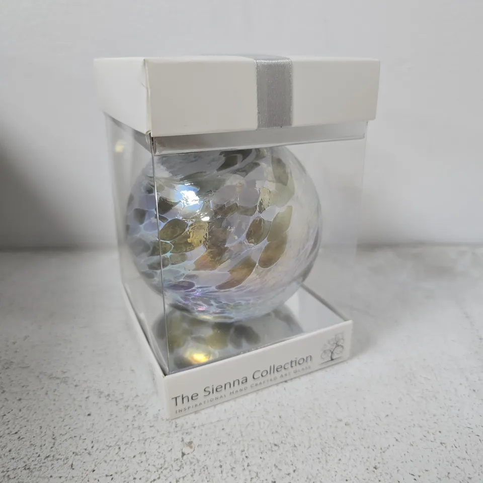 THE SIENNA COLLECTION HAND-CRAFTED ART GLASS ORNAMENT – SILVER WEDDING