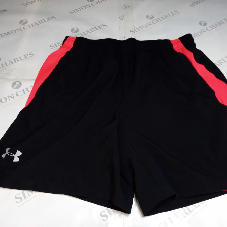 UNDER ARMOUR FITTED SHORTS IN BLACK/RED - LARGE