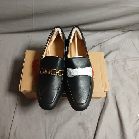 BLACK LEATHER LOAFERS WITH GOLD CHAIN DETAIL.