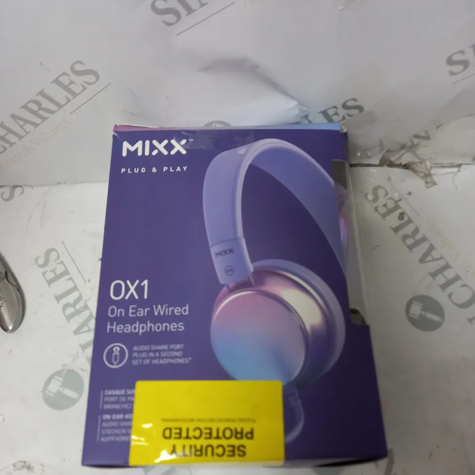 BOX OF ASSORTED ELECTRICALS TO INCLUDE CD PLAYER, HEADPHONES, WIRELESS PHONE CHARGER ETC 