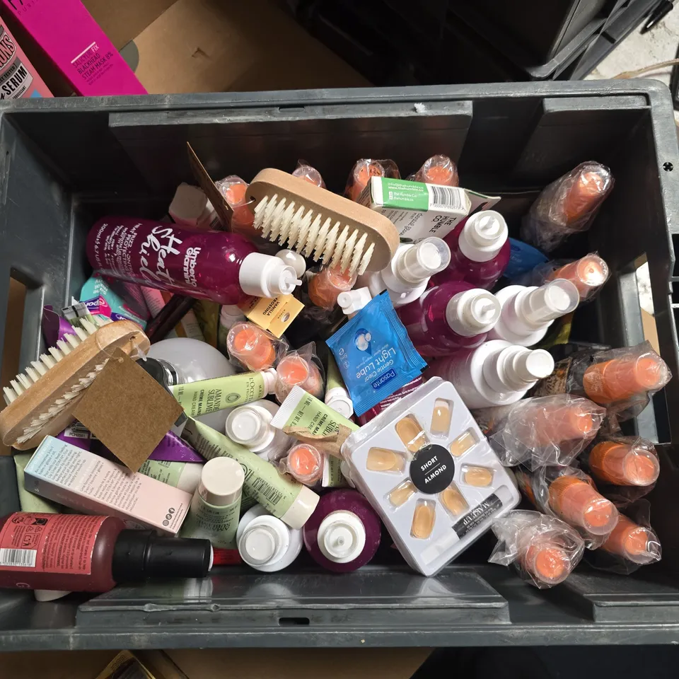 APPROXIMATELY 15 ASSORTED HEALTH & BEAUTY PRODUCTS TO INCLUDE BOOTS STRAWBERRY & POMEGRANATE HAND WASH, SOAP & GLORY BODY SERUM, NIP + FAB BLACKHEAD STEAM MASK ETC - COLLECTION ONLY