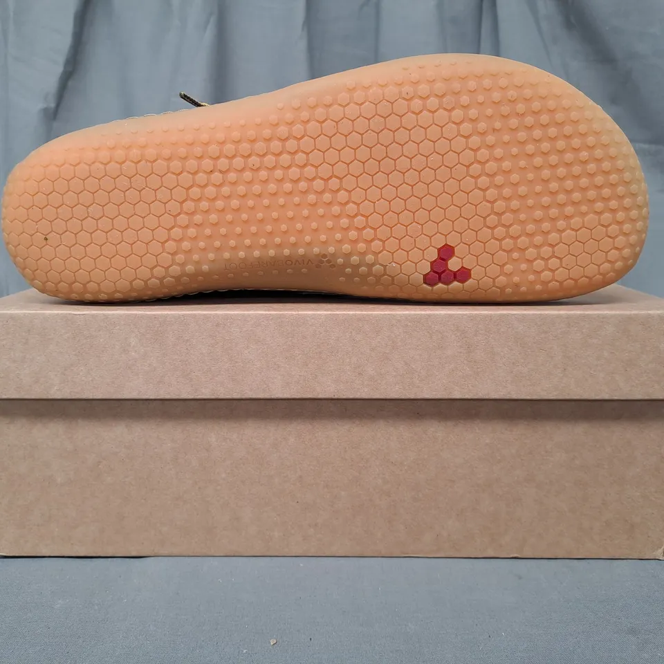 BOXED PAIR OF VIVO BAREFOOT GOBI III SHOES IN BROWN EU SIZE 43