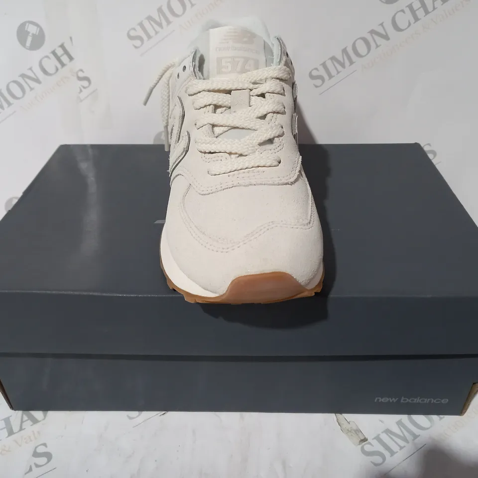 BOXED PAIR OF NEW BALANCE TRAINERS IN OFF WHITE UK SIZE 4