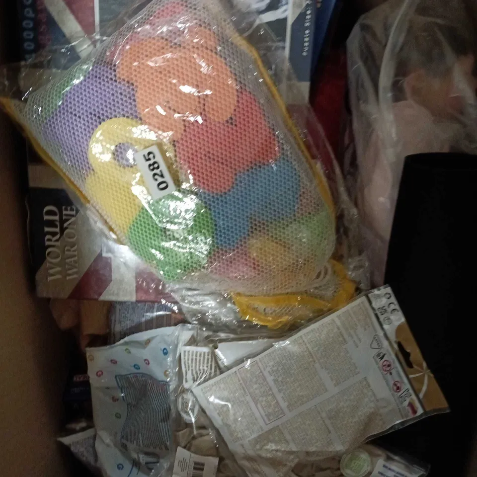 APPROXIMATELY 20 ASSORTED TOYS AND GAMES TO INCLUDE PUZZLE, BALLOONS, PLUSH TOYS ETC 