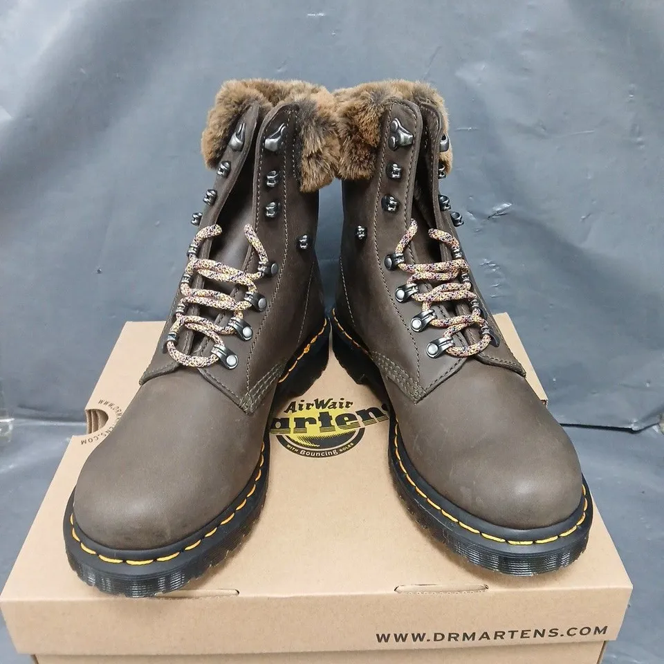 BOXED PAIR OF DR MARTENS STREETER SERENA COLLAR BOOTS - 7