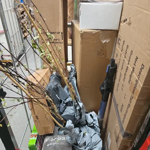 CAGE OF APPROXIMATELY 10 ASSORTED BROKEN ITEMS TO INCLUDE - MIRROR, CHOPPING BOARD, SLOW COOKER - COLLECTION ONLY