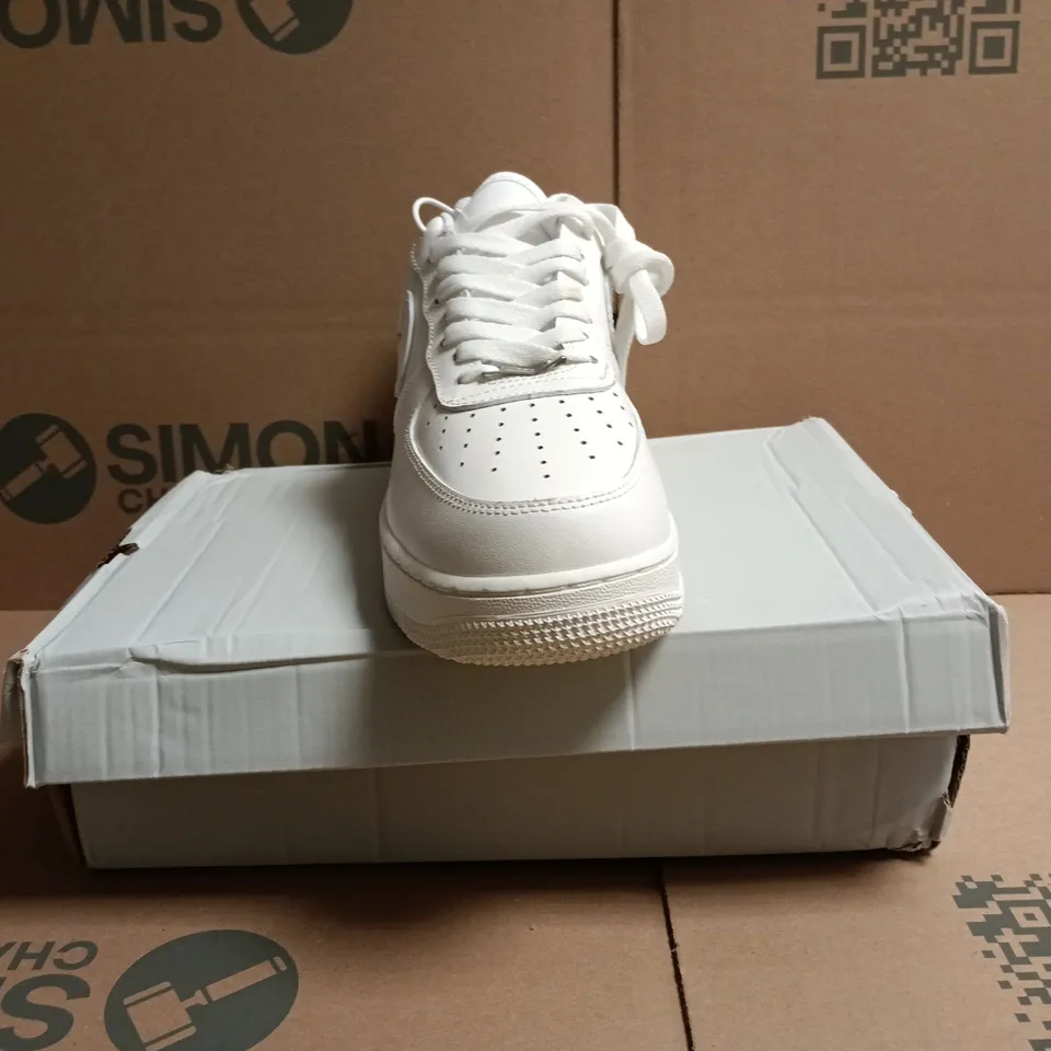 BOXED PAIR OF NIKE AIR FORCE 1 '07 SHOES IN WHITE SIZE UK 10