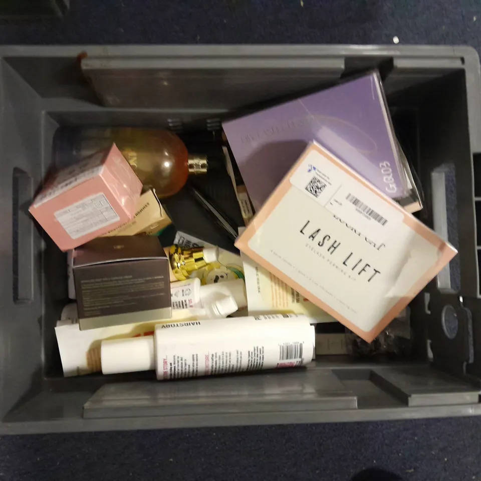 APPROXIMATELY 20 ASSORTED HEALTH & BEAUTY ITEMS TO INCLUDE - HEAD & SHOULDERS SHAMPOO, ELF POWER GRIP PRIMER AND SOAP & GLORY BODY BUTTER