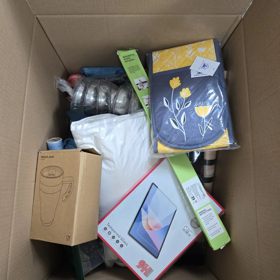 A BOX OF APROXIMATELY 15 ASSORTED ITEMS TO INCLUDE MAGNETIC KNIFE HOLDER, OVEN GLOVES AND TRAVEL MUG