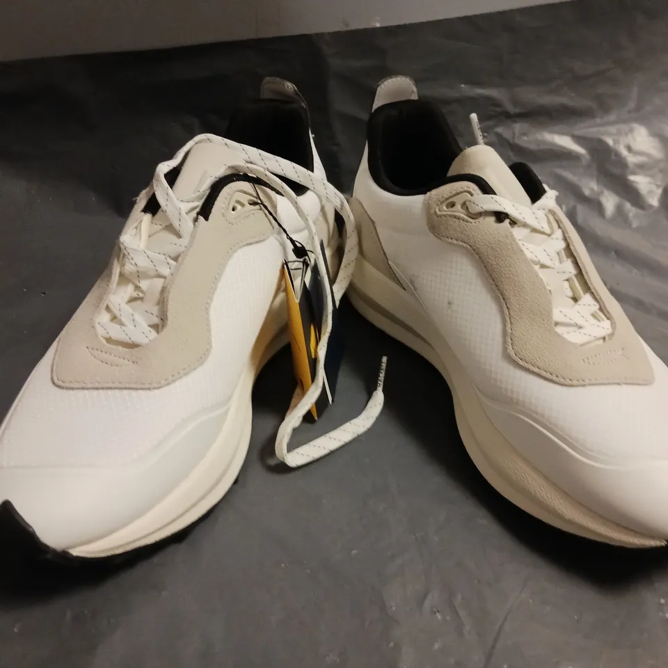 PAIR OF HACKETT LONDON SHOES IN WHITE SIZE 9