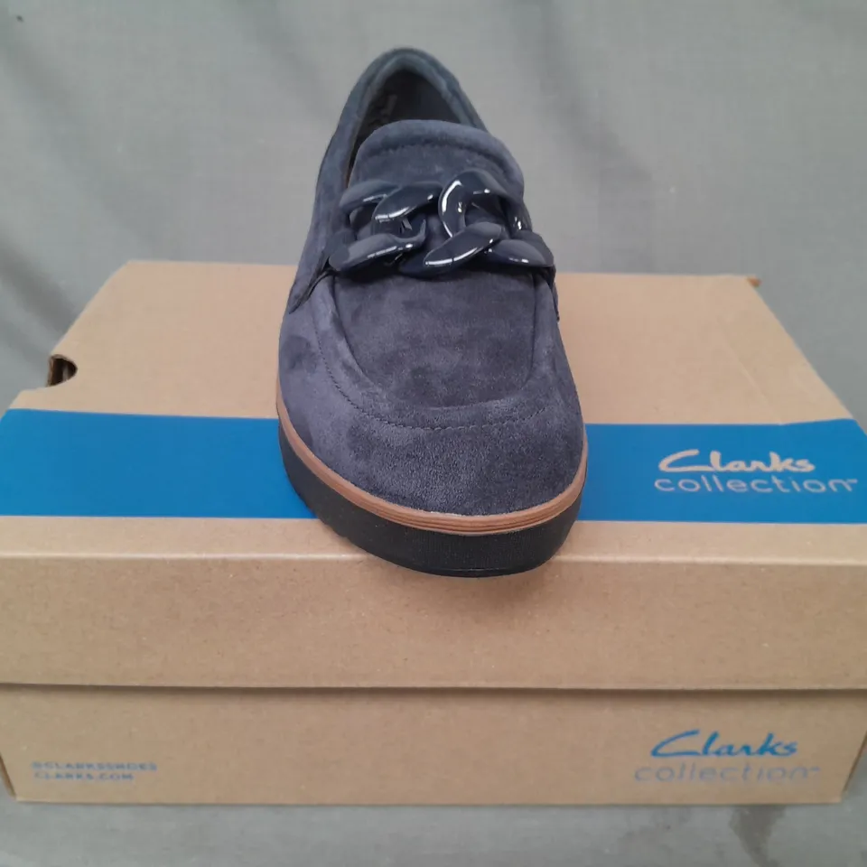 BOXED PAIR OF CLARKS ZYLAH MAY LOAFERS IN NAVY W. CHAIN DETAIL UK SIZE 5