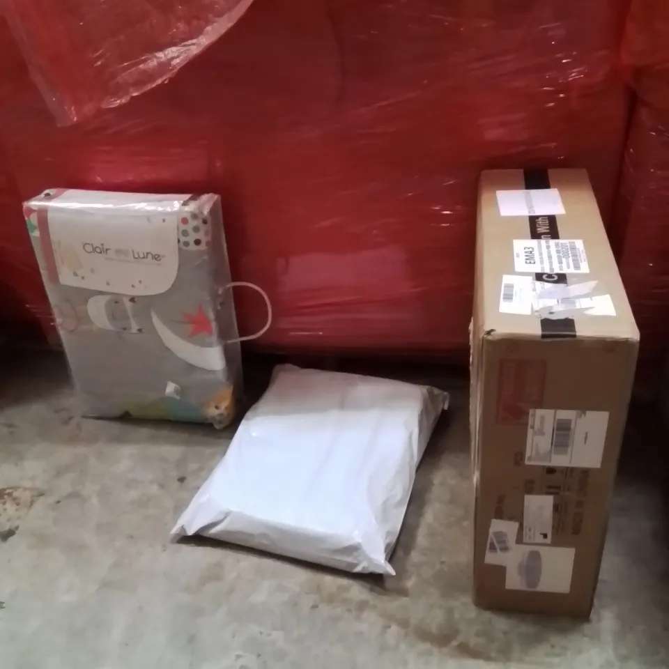 PALLET OF ASSORTED HOUSEHOLD GOODS AND PRODUCTS TO INCLUDE;BABY BLANKET,CUSHION,CEILING LIGHT 