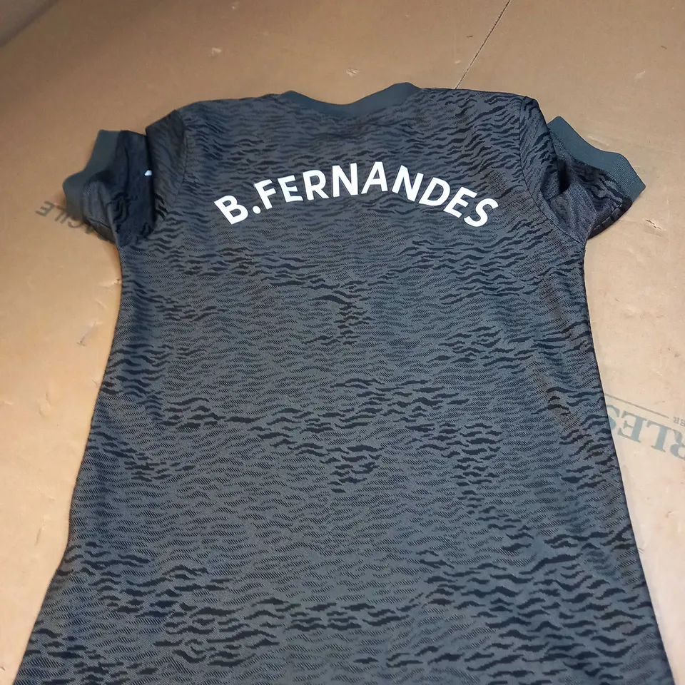 MANCHESTER UNITED FC AWAY SHIRT WITH B.FERNANDES SIZE 9-10 YEARS
