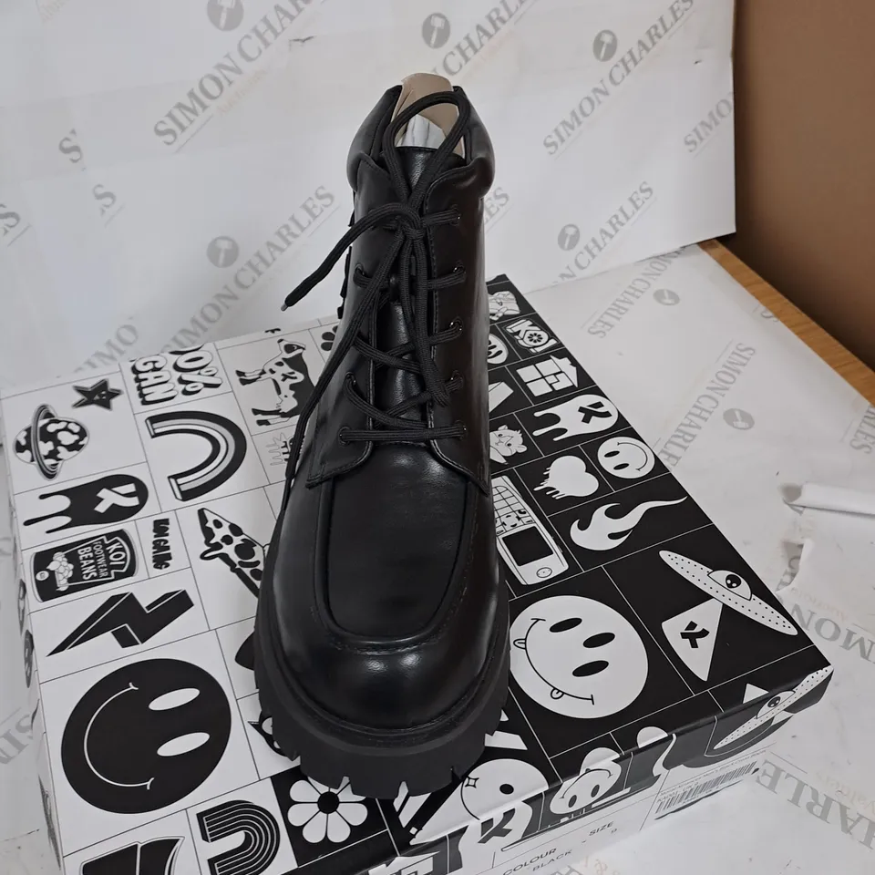 BOXED PAIR OF KOI MORAL ALLIANCES CROSS BOOTS BLACK - UK9
