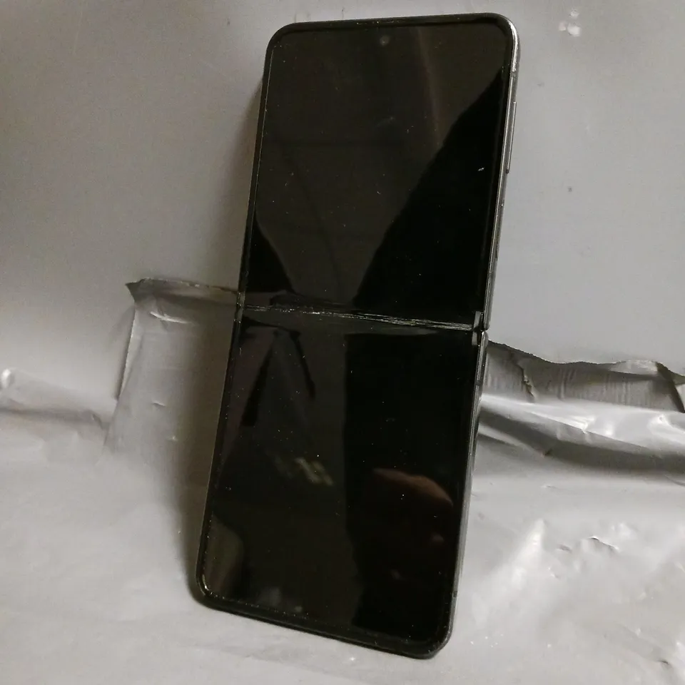 SAMSUNG GALAXY FOLD PHONE IN BLACK