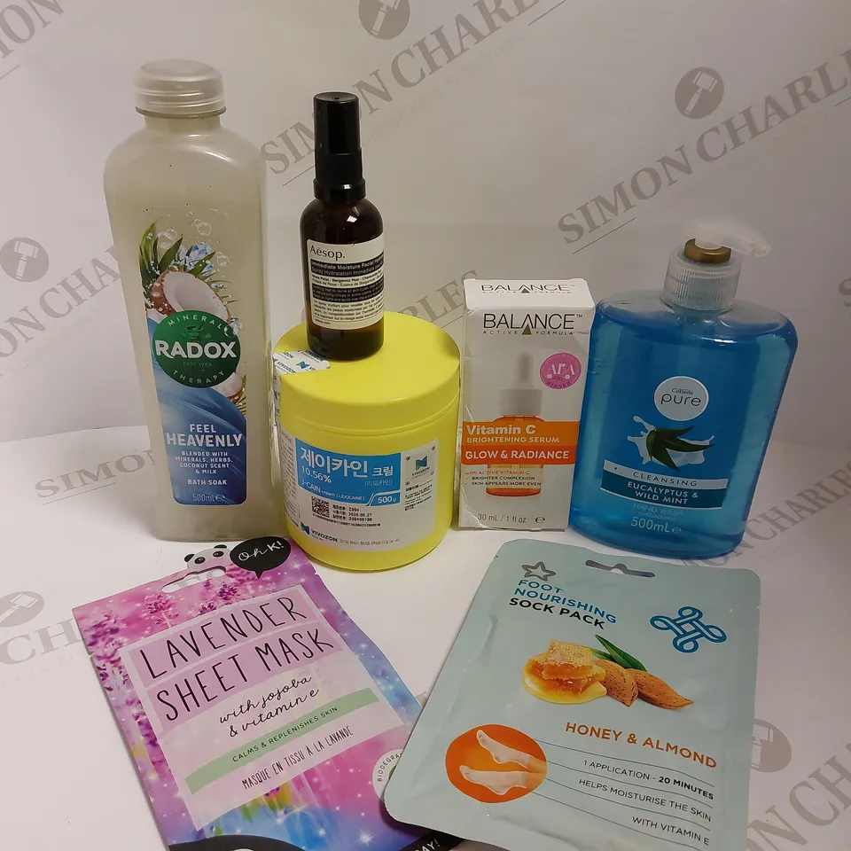 BOX OF APPROX 15 COSMETIC ITEMS TO INCLUDE RADOX FEEL HEAVENLY BATH SOAK, CUSSONS PURE HAND WASH, BALANCE VITAMIN C SERUM