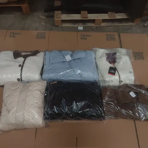 PALLET CONTAINING APPROXIMATELY 100x BRAND NEW ASSORTED DESIGNER CLOTHING ITEMS INCLUDING: SNOWDONIA JACKETS, SIMPLY BE JACKETS, PRETTY SECRETS JACKET ECT