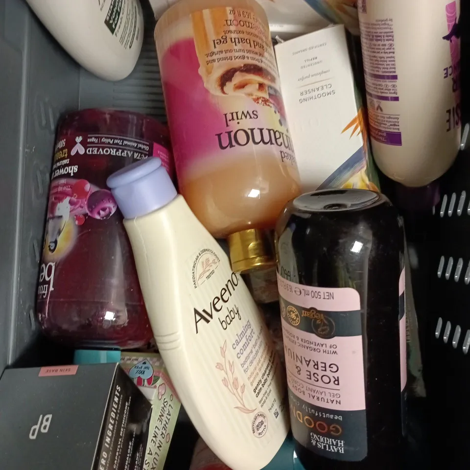 APPROXIMATELY 15 ASSORTED HEALTH & BEAUTY PRODUCTS TO INCLUDE NAIL POLISH, MAKE UP WIPES, GARNIER HAIR FOOD ETC 