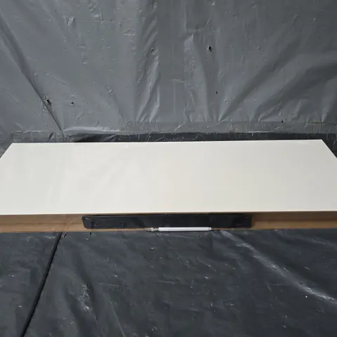 FLOATING SHELF IN WHITE