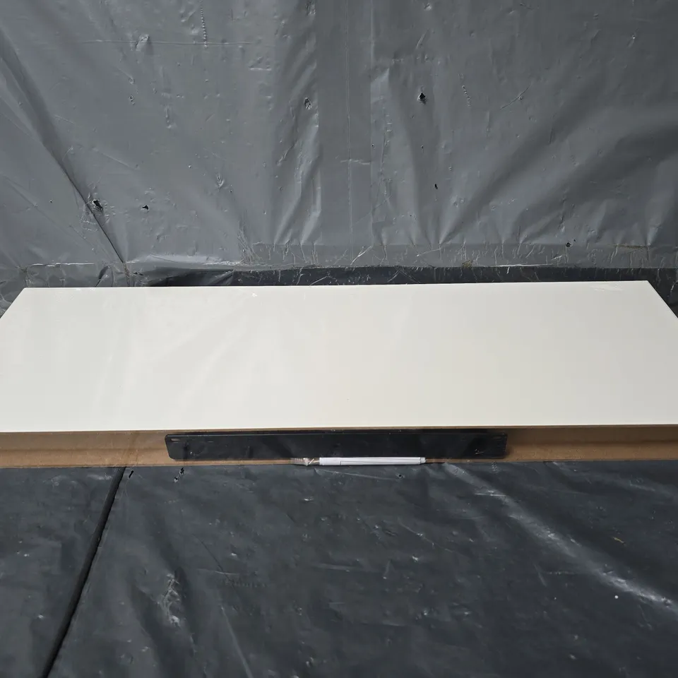 FLOATING SHELF IN WHITE