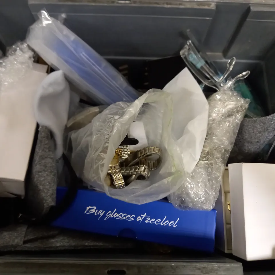 BOX OF APPROX 10 ITEMS INCLUDING ASSORTED GLASSES, WATCHES AND KENSINGTON WIRED MOUSE