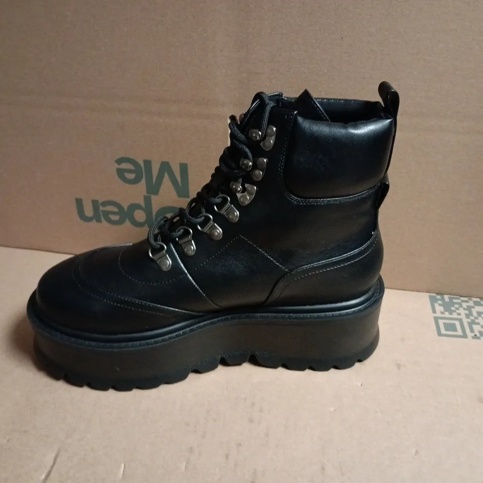 BOXED PAIR OF KOI HYDRA ALL BLACK MATRIX PLATFORM BOOTS - UK 7