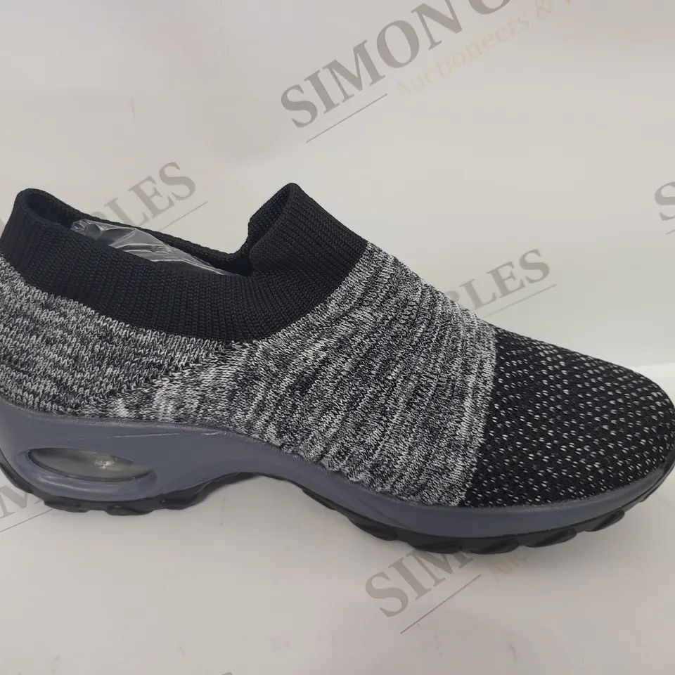 BAGGED HYPERBOOST GREY TRAINERS - SIZE 7 UK
